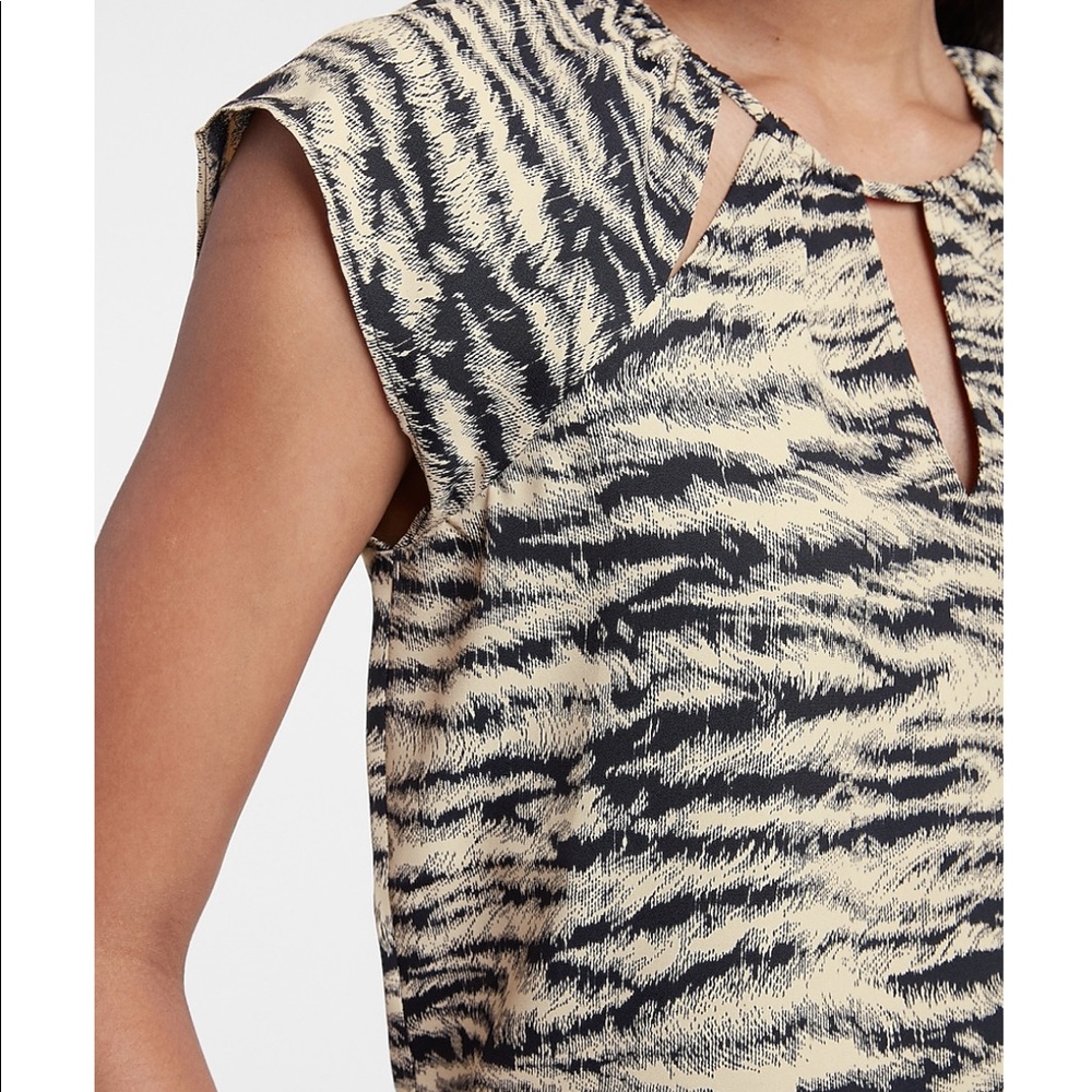 ✨ Zebra Print Cutout Crew Neck Top✨